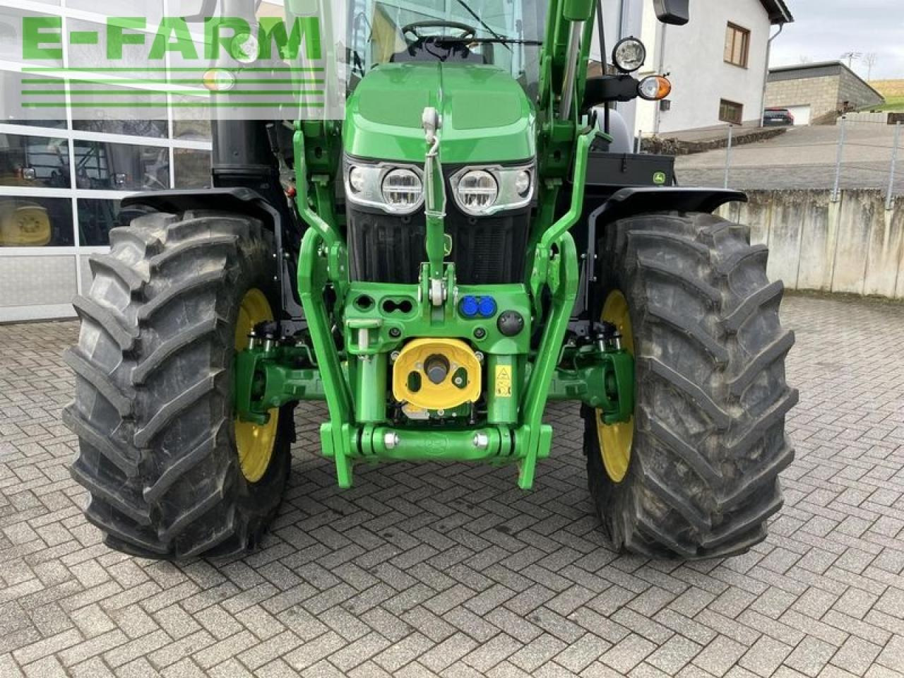 Farm tractor John Deere 6120m: picture 3