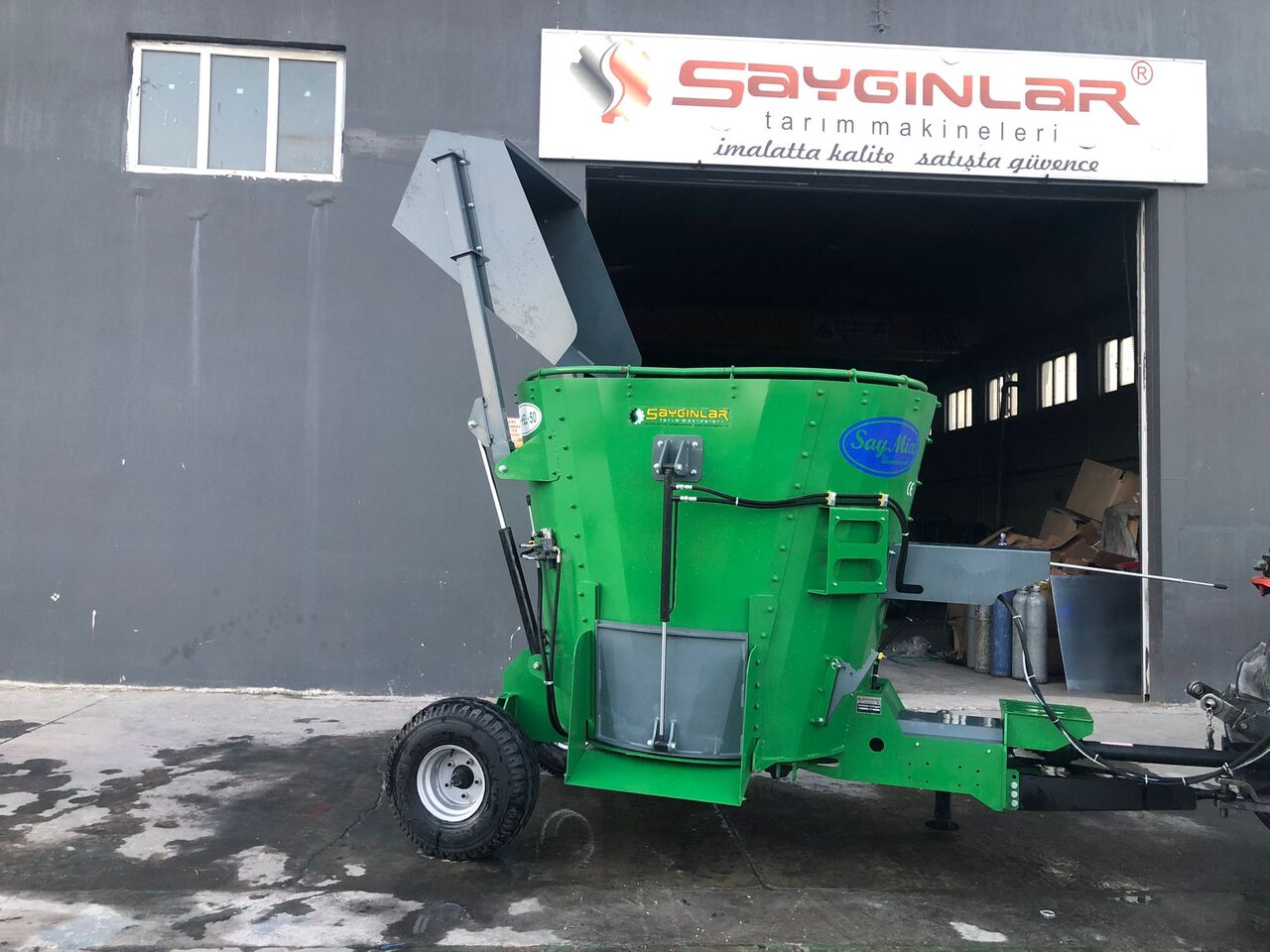 New Livestock equipment SAYGINLAR vertical feed mixer wagon: picture 3