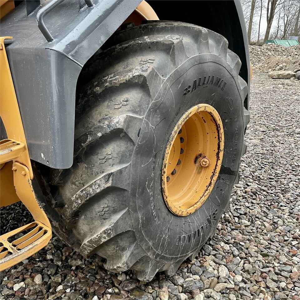 Wheel loader Case 821E: picture 22