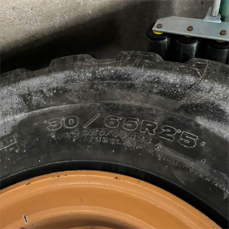 Wheel loader Case 821E: picture 47