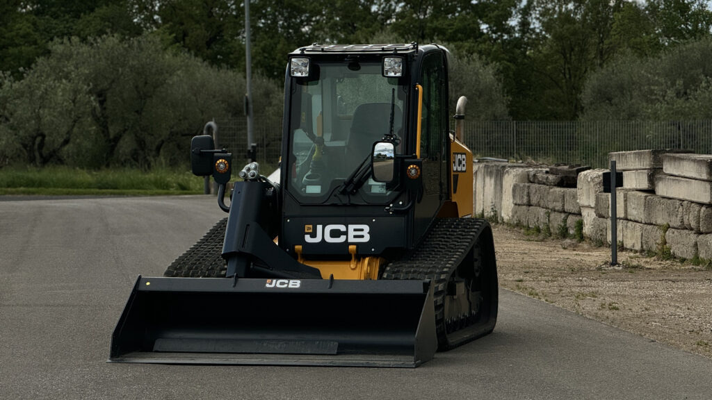 New Compact track loader JCB 270T: picture 7