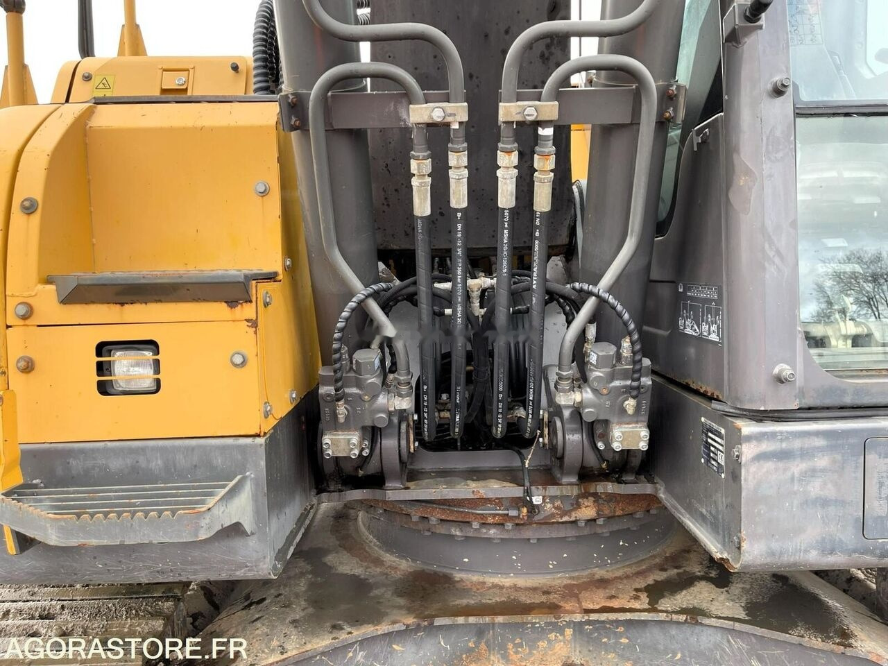 Crawler excavator Volvo ECR235 DL: picture 16