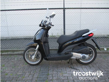 Piaggio Carnaby Cruiser 300ie - Motorcycle