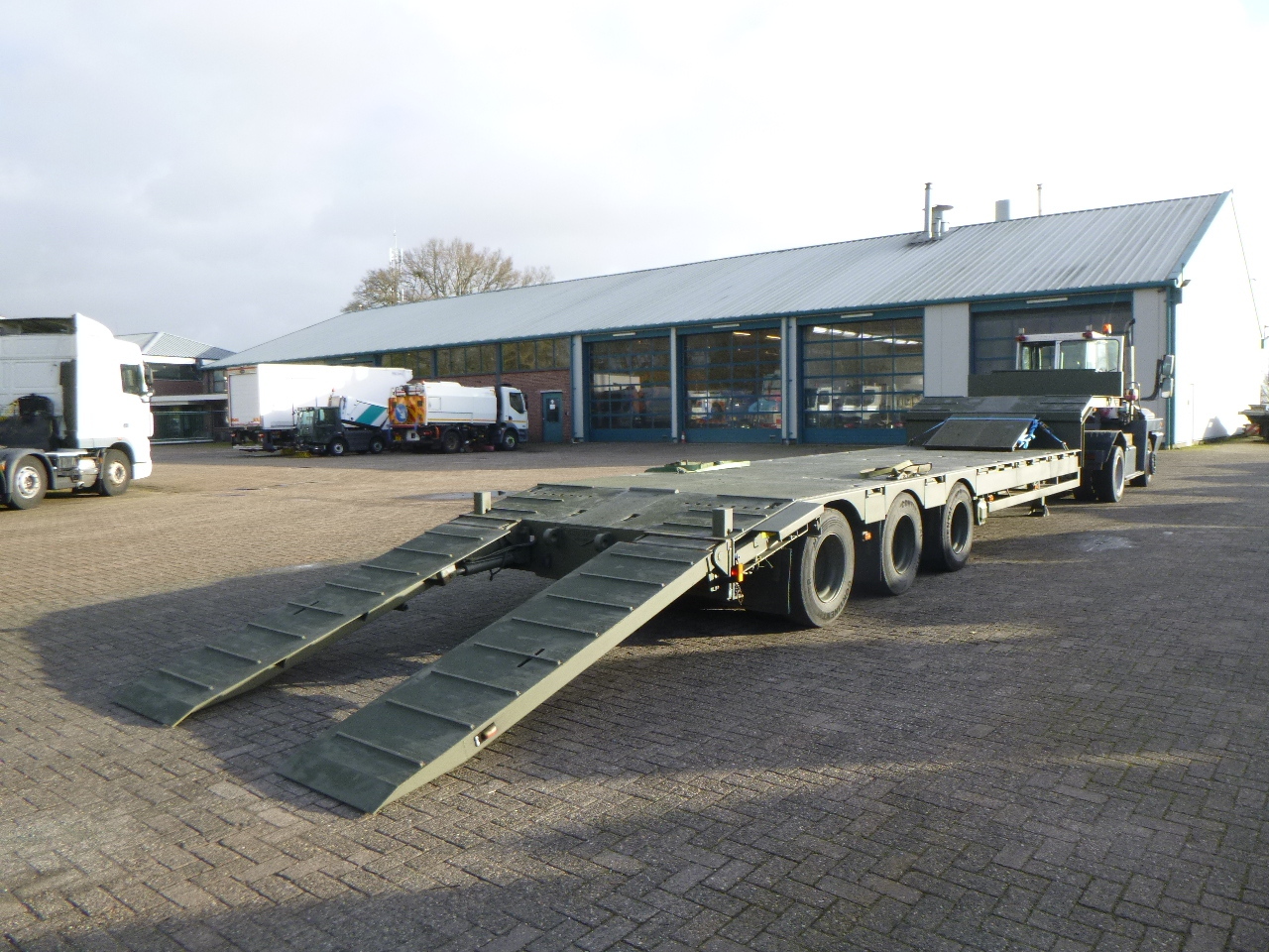 Low loader semi-trailer Broshuis 3-axle semi-lowbed trailer E-2130 / 73 t + ramps: picture 6