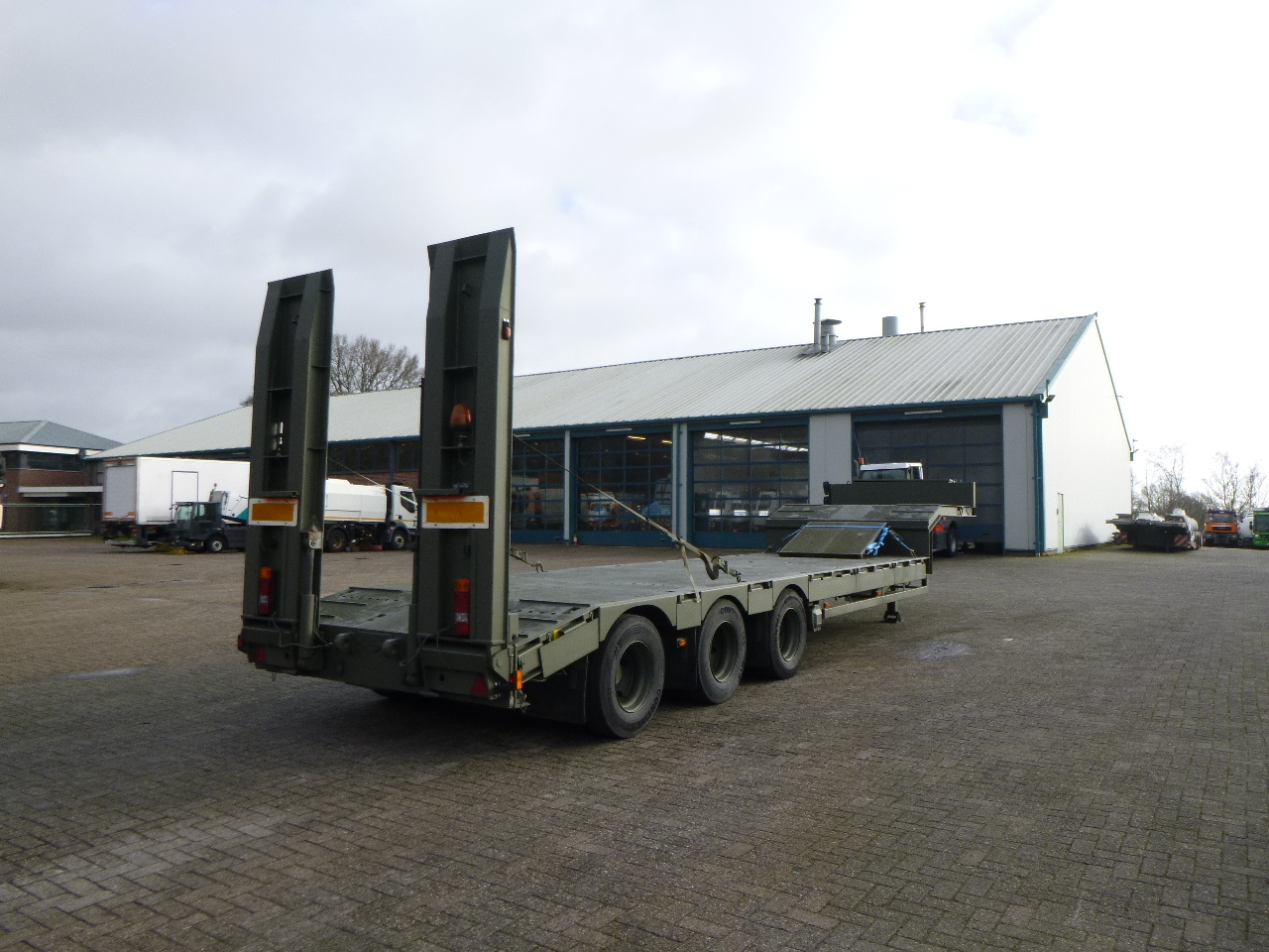 Low loader semi-trailer Broshuis 3-axle semi-lowbed trailer E-2130 / 73 t + ramps: picture 3