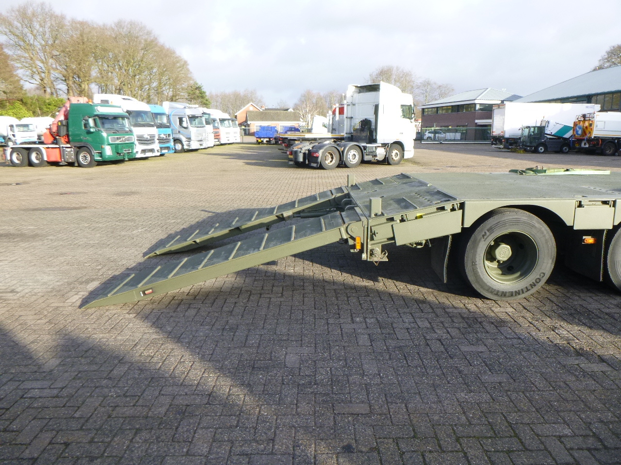 Low loader semi-trailer Broshuis 3-axle semi-lowbed trailer E-2130 / 73 t + ramps: picture 11