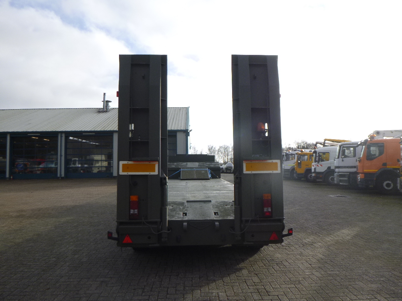 Low loader semi-trailer Broshuis 3-axle semi-lowbed trailer E-2130 / 73 t + ramps: picture 10