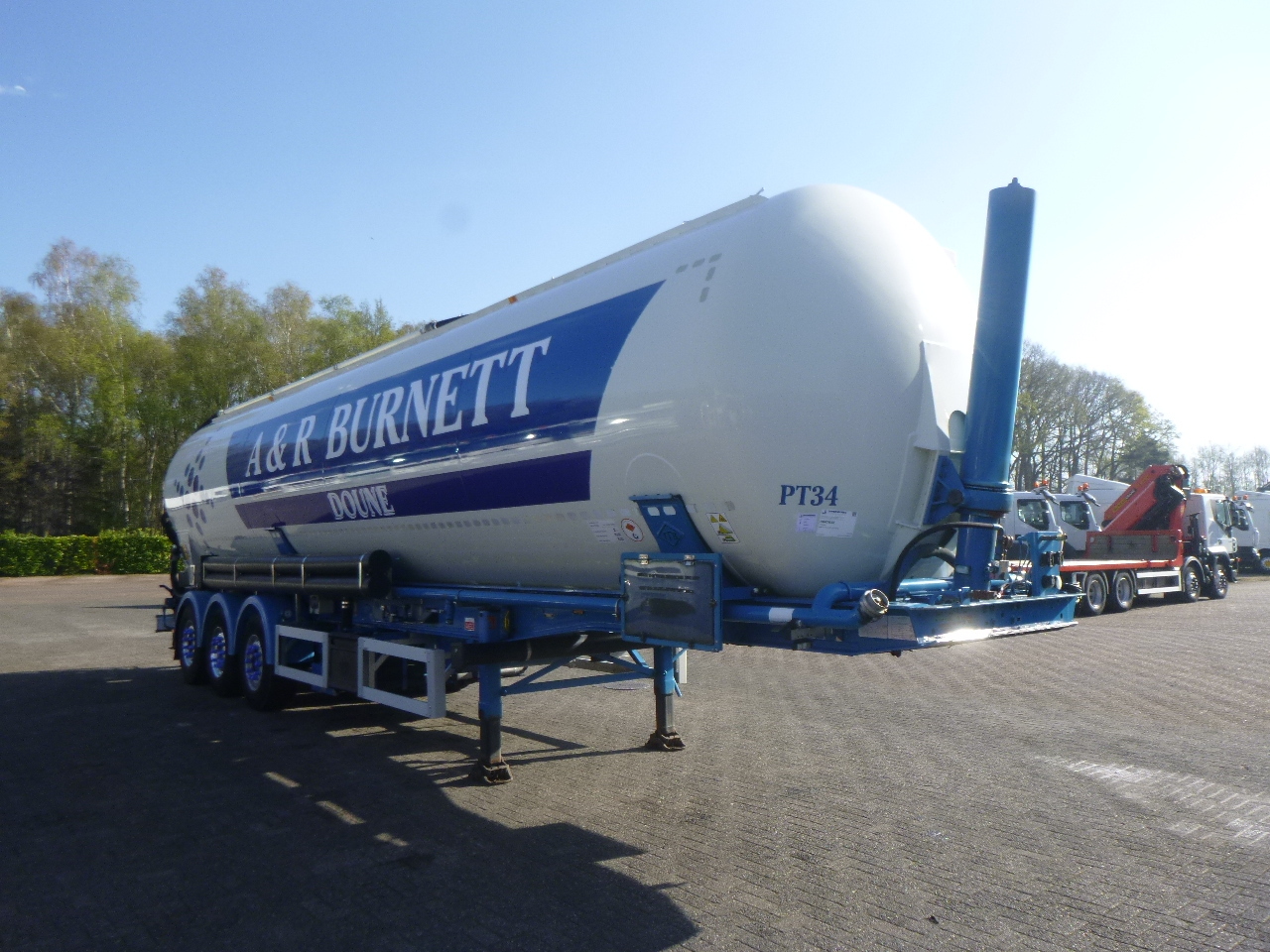 Tank semi-trailer for transportation of flour Feldbinder Powder tank alu 60 m3 / Compressor diesel engine.: picture 2