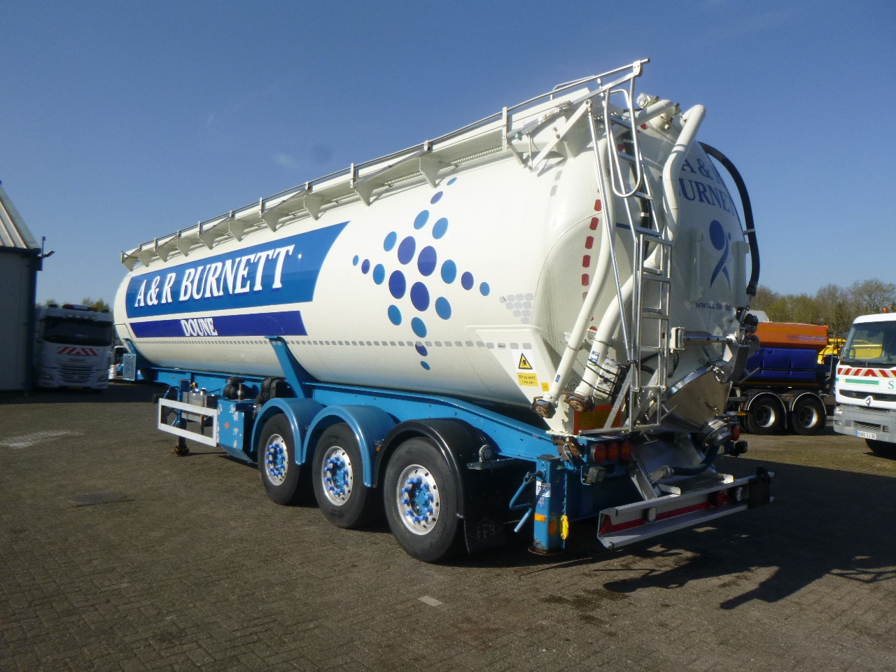 Tank semi-trailer for transportation of flour Feldbinder Powder tank alu 60 m3 / Compressor diesel engine.: picture 3