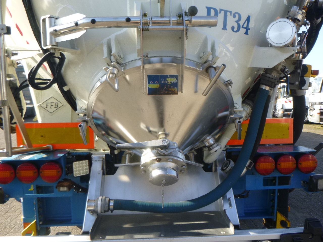 Tank semi-trailer for transportation of flour Feldbinder Powder tank alu 60 m3 / Compressor diesel engine.: picture 11