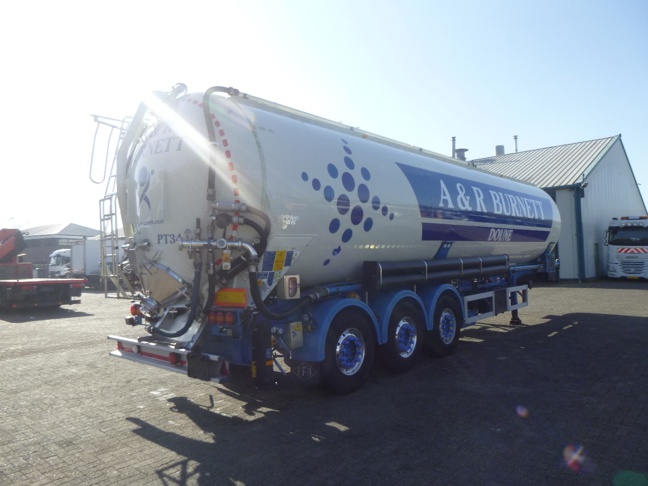 Tank semi-trailer for transportation of flour Feldbinder Powder tank alu 60 m3 / Compressor diesel engine.: picture 4