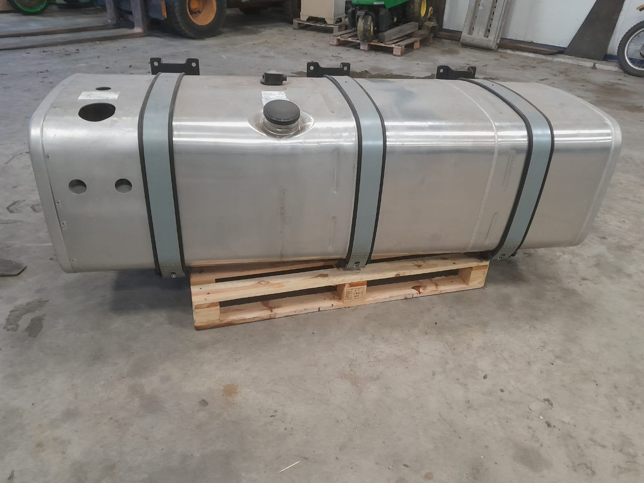 New Fuel tank for Truck Fueltank 625 liter New: picture 3