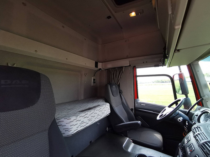 Tractor unit DAF CF 400 spacecab skylights: picture 15