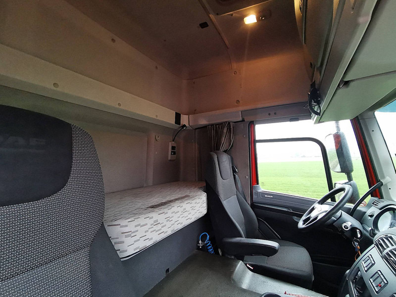Tractor unit DAF CF 400 spacecab skylights: picture 14