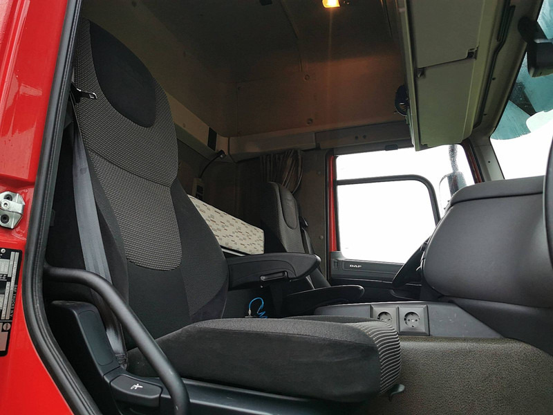 Tractor unit DAF CF 400 spacecab skylights: picture 7