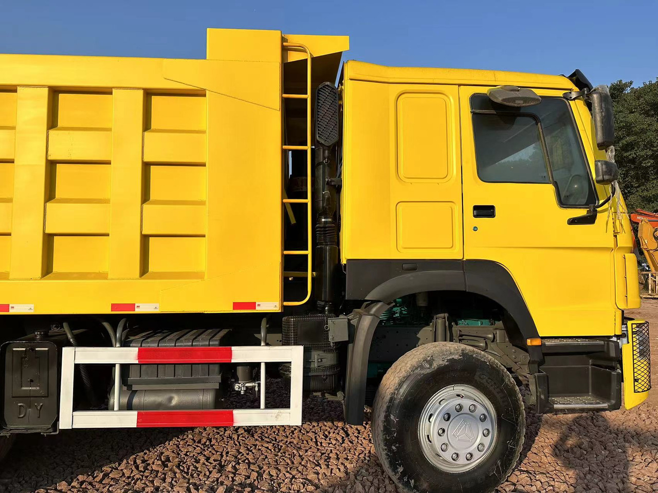 Tipper for transportation of silos SINOTRUK HOWO 371: picture 12