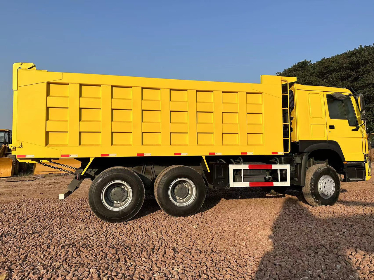 Tipper for transportation of silos SINOTRUK HOWO 371: picture 4