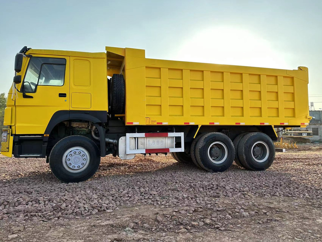 Tipper for transportation of silos SINOTRUK HOWO 371: picture 3