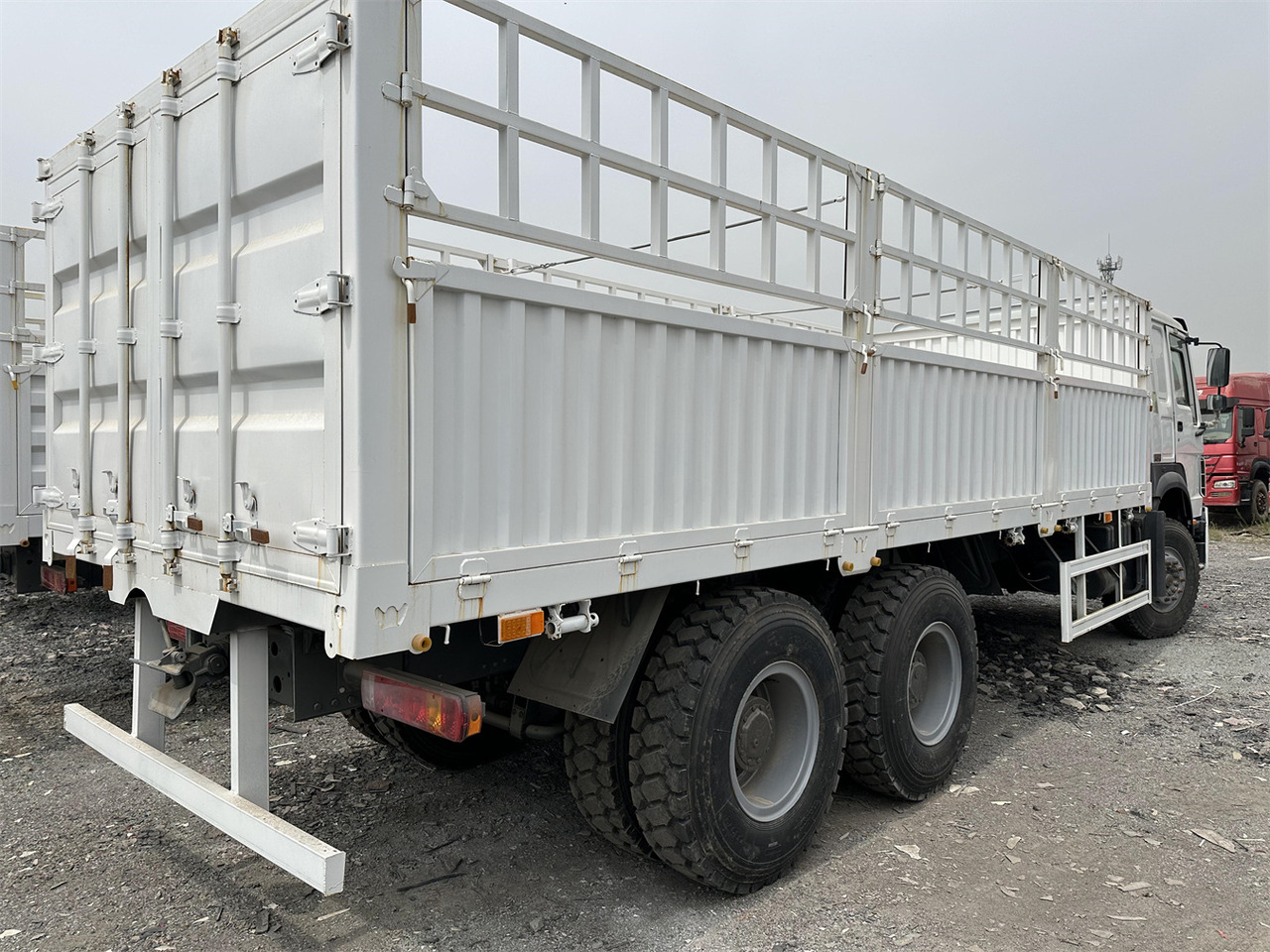Livestock truck for transportation of animals SINOTRUK HOWO 371 Cargo Truck: picture 6