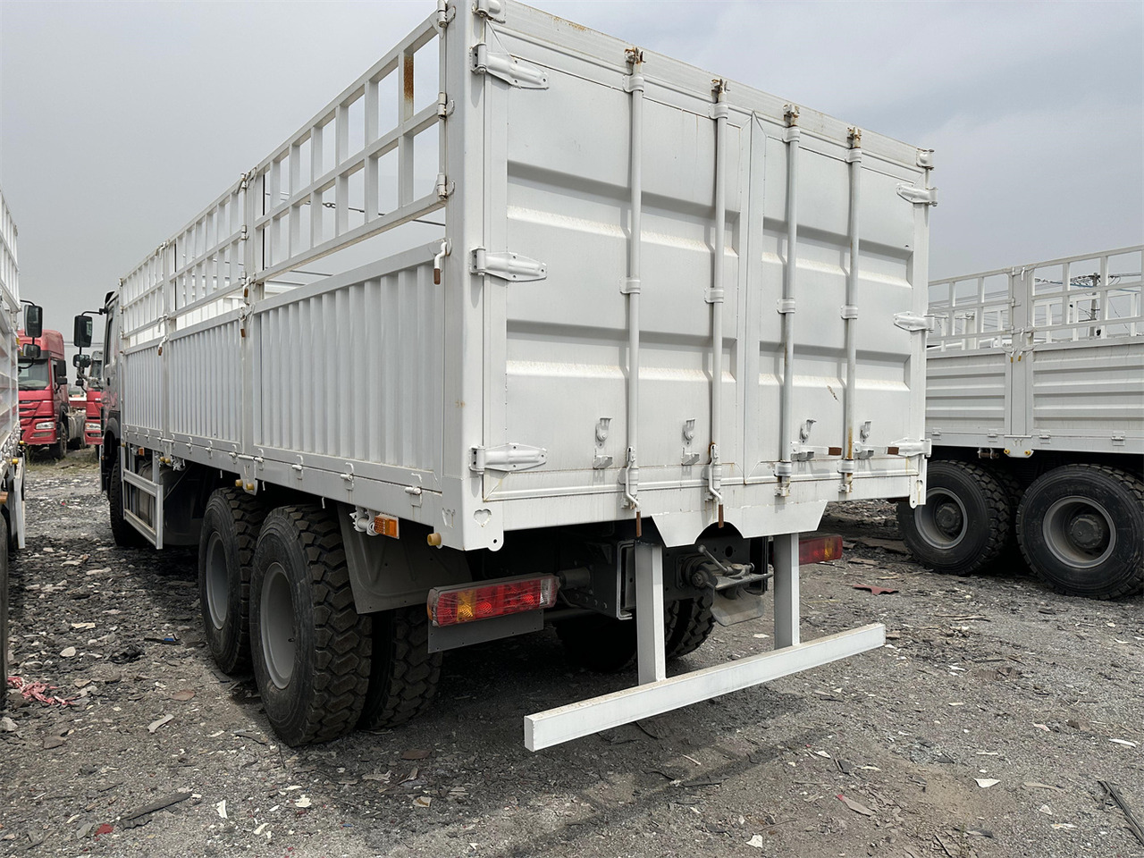 Livestock truck for transportation of animals SINOTRUK HOWO 371 Cargo Truck: picture 9