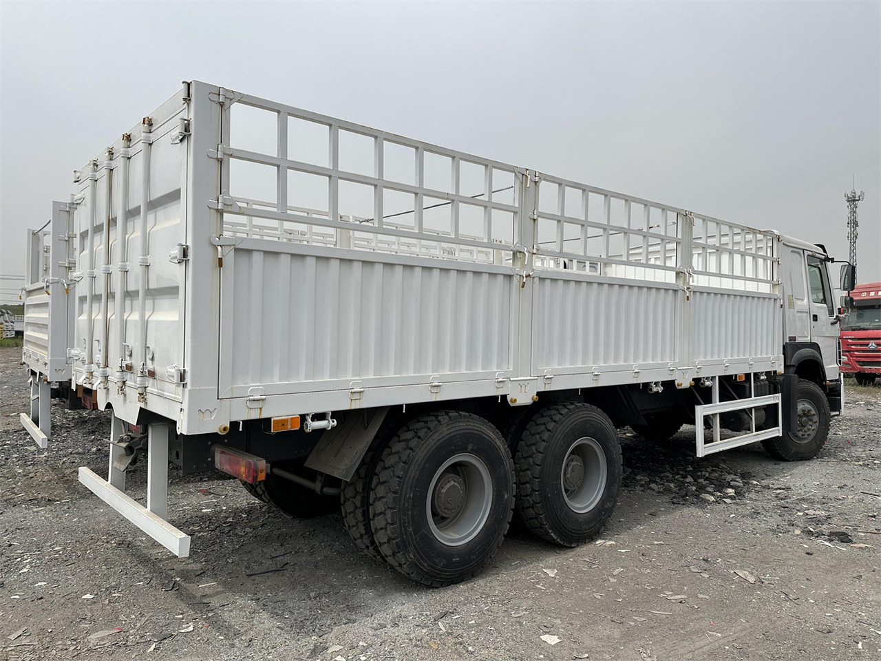 Livestock truck for transportation of animals SINOTRUK HOWO 371 Cargo Truck: picture 7