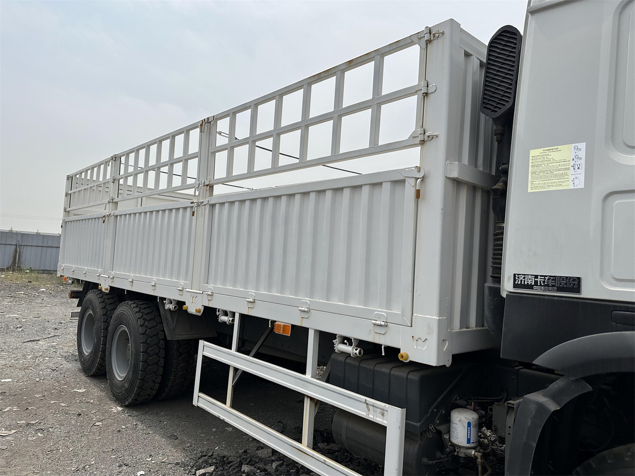 Livestock truck for transportation of animals SINOTRUK HOWO 371 Cargo Truck: picture 4