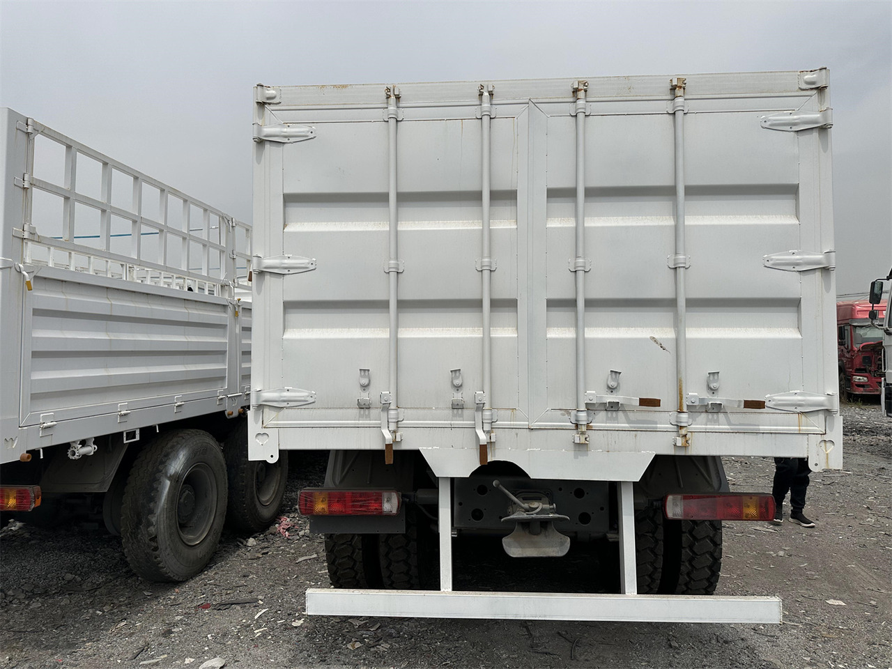 Livestock truck for transportation of animals SINOTRUK HOWO 371 Cargo Truck: picture 8