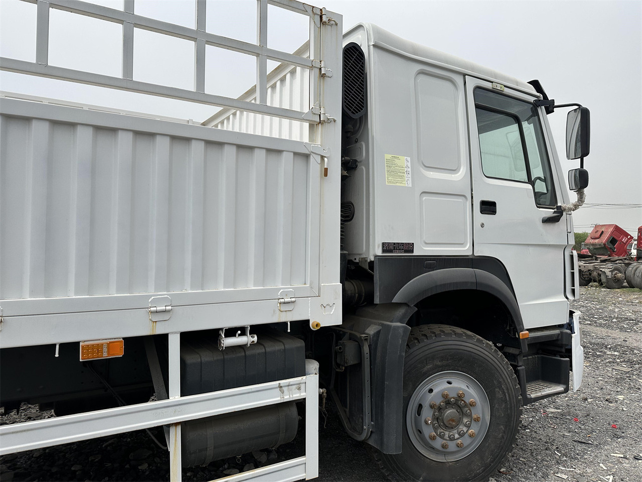 Livestock truck for transportation of animals SINOTRUK HOWO 371 Cargo Truck: picture 5