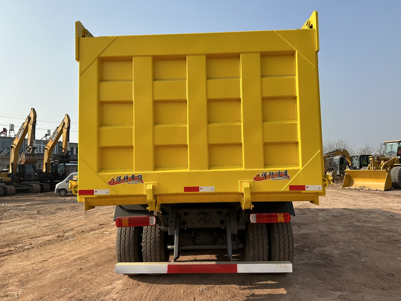 Tipper for transportation of silos SINOTRUK Howo Dump truck 371: picture 7