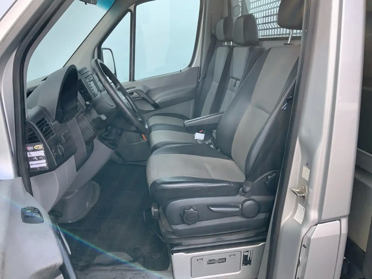 Leasing of Volkswagen Crafter 46 2.0 TDI L2H1 Pick Up Airco Navi Cruise 3 Zits E Volkswagen Crafter 46 2.0 TDI L2H1 Pick Up Airco Navi Cruise 3 Zits E: picture 5