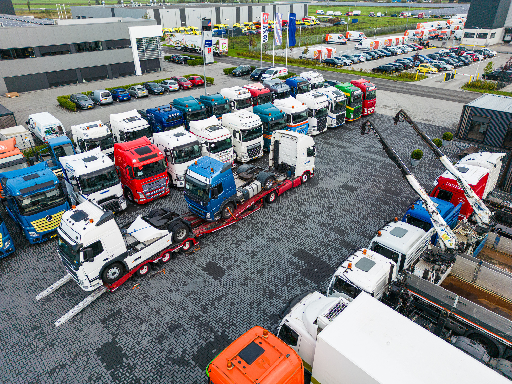 LVS Used TRUCKS - Semi-trailers - tail lift undefined: picture 3