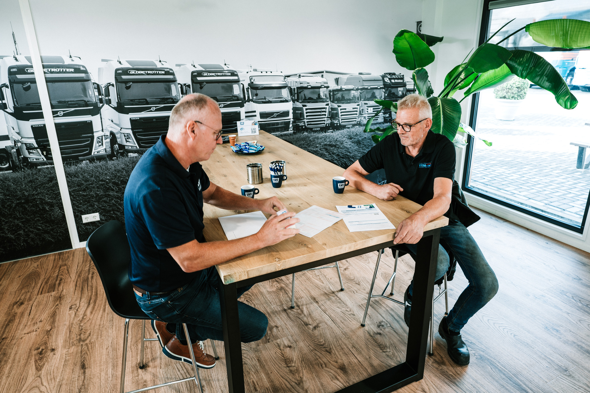 LVS Used TRUCKS - Semi-trailers - tail lift undefined: picture 2