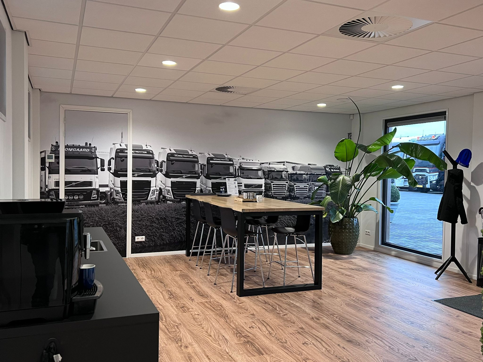 LVS Used TRUCKS - Semi-trailers - tail lift undefined: picture 5