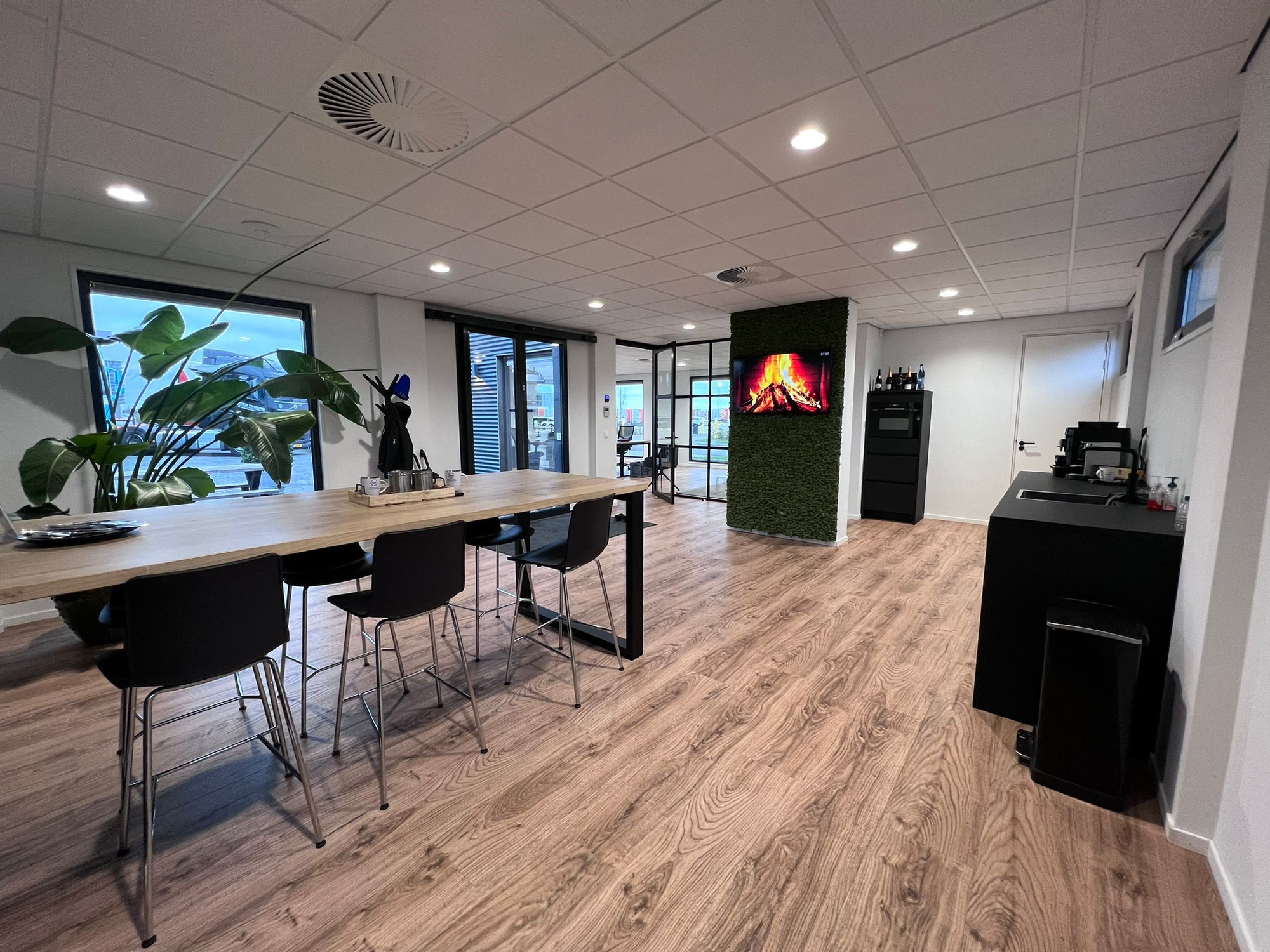 LVS Used TRUCKS - Semi-trailers - tail lift undefined: picture 4