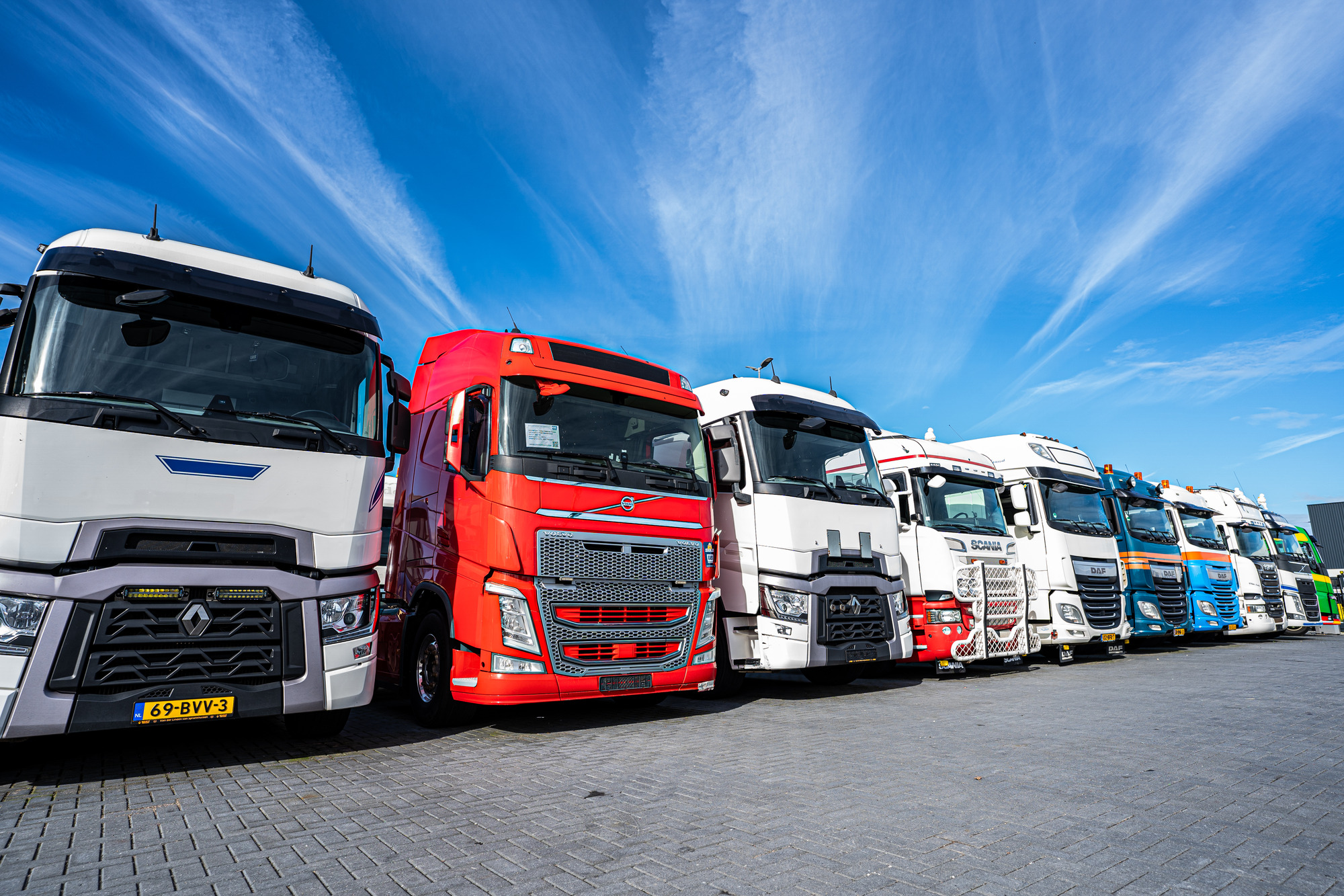 LVS Used TRUCKS - Semi-trailers - tail lift undefined: picture 1