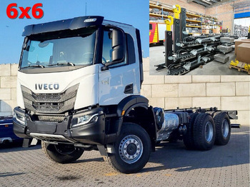 Hook lift truck