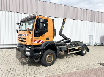 Hook lift truck