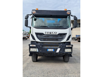 Concrete mixer truck IVECO TRAKKER 500 CIFA RY1300: picture 4