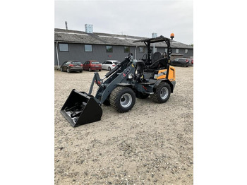 Compact loader GiANT G2500HD Med skovl og pallegaffel: picture 2