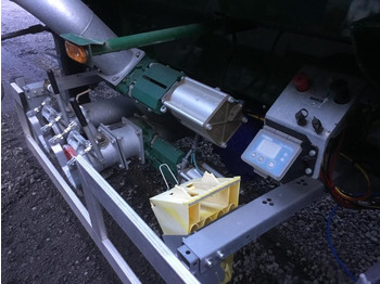 Fertilizing equipment Rhinox GÜLLEZUBRINGER LKW AUFLIEGER: picture 5