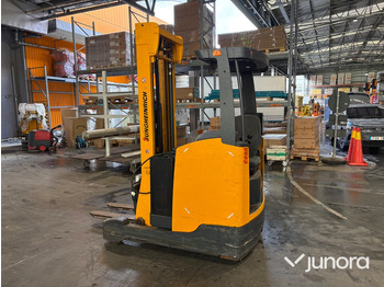 Reach truck