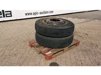 Tire Michelin 11 R22.5: picture 1