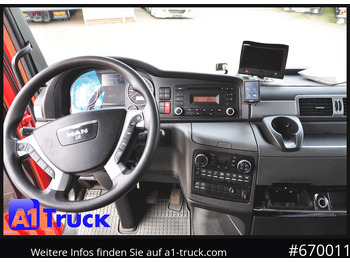 Interior photo 2: Dropside/ Flatbed truck, Crane truck MAN TGX 26.400, Hiab Kran, Lenk-Liftachse,