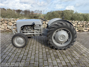 Farm tractor MASSEY FERGUSON 1000 series