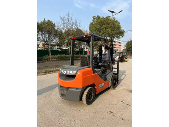 Diesel forklift Used Toyota 8FD30 forklift: picture 3