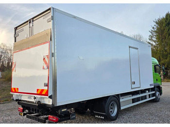 Refrigerator truck MAN TGM 18.320 / 18.290 / 15.290 / IZOTERMA / WINDA / 19PALET / E6 / 08.2018 / LIFT / SPROWADZONY / AUTOMAT / SYPIALKA / PIERWSZY WŁAŚCICIEL / BOCZNE DRZWI / STAN BARDZO DOBRY: picture 5 Refrigerator truck MAN TGM 18.320 / 18.290 / 15.290 / IZOTERMA / WINDA / 19PALET / E6 / 08.2018 / LIFT / SPROWADZONY / AUTOMAT / SYPIALKA / PIERWSZY WŁAŚCICIEL / BOCZNE DRZWI / STAN BARDZO DOBRY: picture 5
