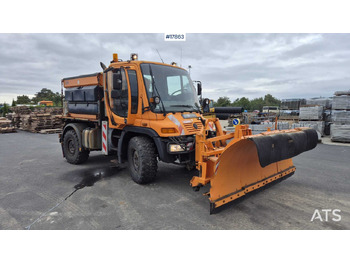 Snow removal vehicle UNIMOG U300