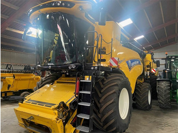 Combine harvester NEW HOLLAND CR series