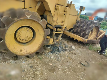 Compactor CATERPILLAR 815B: picture 4