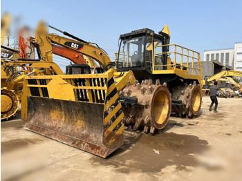 Compactor CATERPILLAR